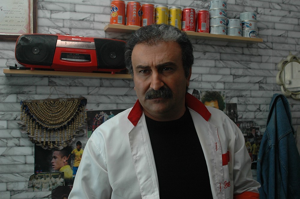 مهران احمدی در فیلم سینمایی کارگر ساده نیازمندیم مهران احمدی در فیلم سینمایی کارگر ساده نیازمندیم