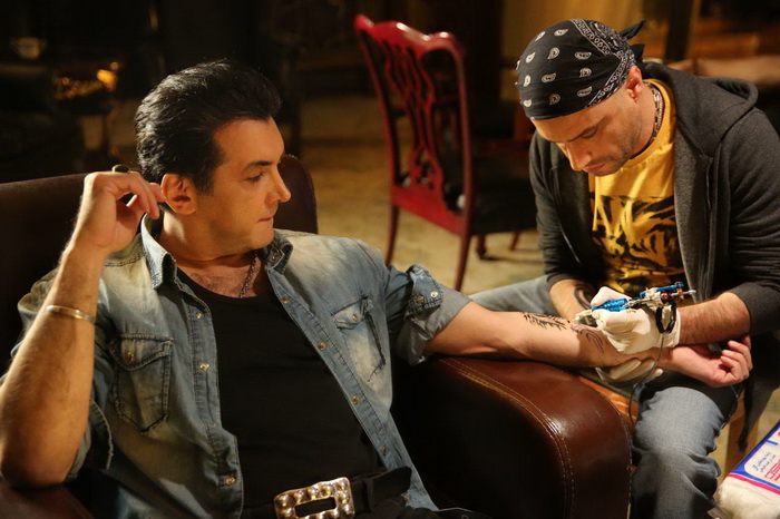 شهرام حقیقت دوست و حسام نواب صفوی در فیلم سینمایی زیر سقف دودی