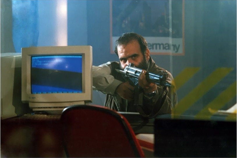 اصغر نقی‌زاده در فیلم آژانس شیشه‌ای