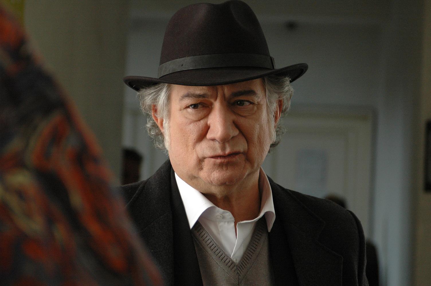 آتیلا پسیانی در فیلم کارگر ساده نیازمندیم آتیلا پسیانی در فیلم کارگر ساده نیازمندیم