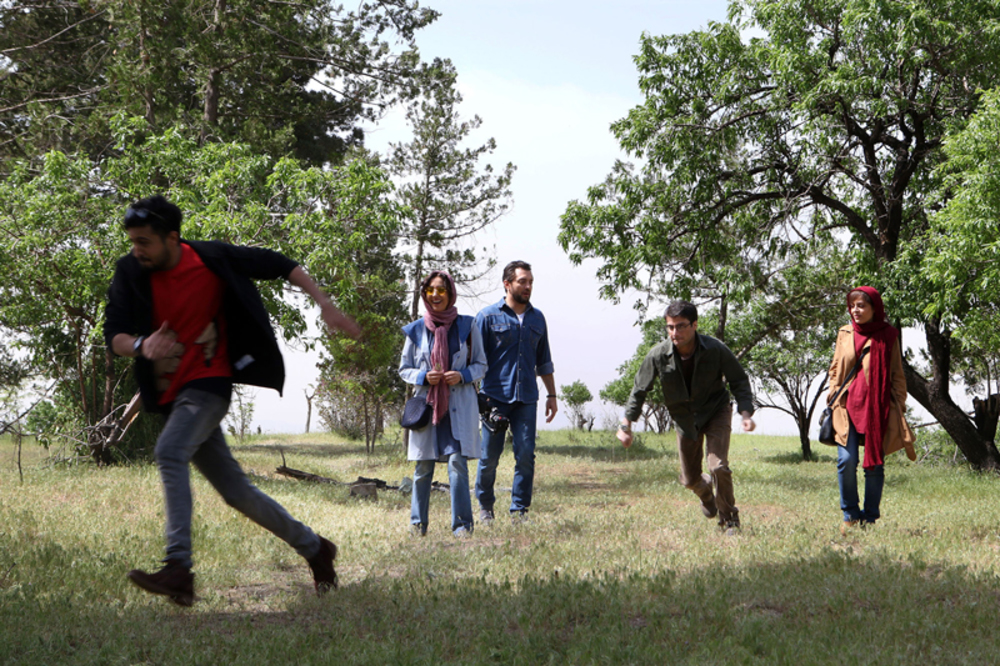 ساره بیات و بهاره کیان‌افشار در فیلم زرد