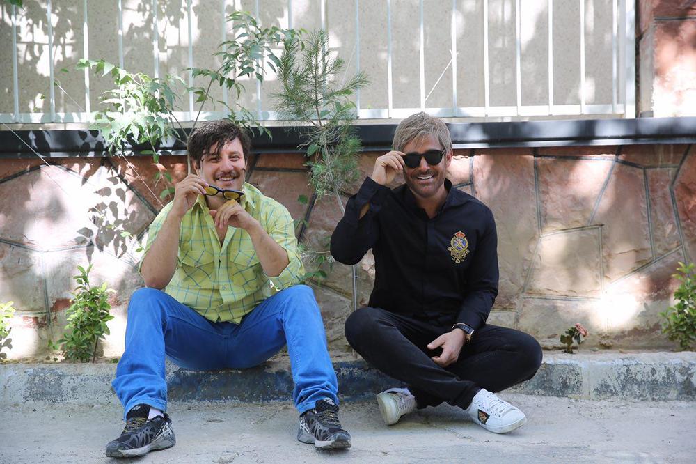 محمدرضا گلزار و جواد عزتی در فیلم سینمایی آینه بغل محمدرضا گلزار و جواد عزتی در فیلم سینمایی آینه بغل