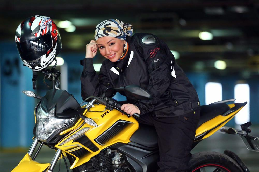 مهلقا باقری در فیلم سینمایی آینه بغل مهلقا باقری در فیلم سینمایی آینه بغل