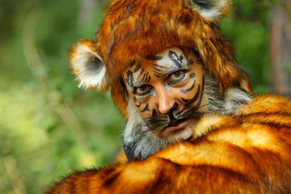 حسام نواب صفوی در فیلم سینمایی آهوی پیشونی سفید 2 حسام نواب صفوی در فیلم سینمایی آهوی پیشونی سفید 2