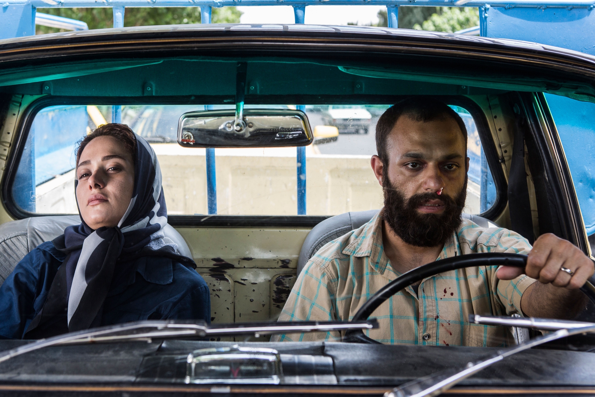 صابر ابر و پریناز ایزدیار در فیلم تابستان داغ