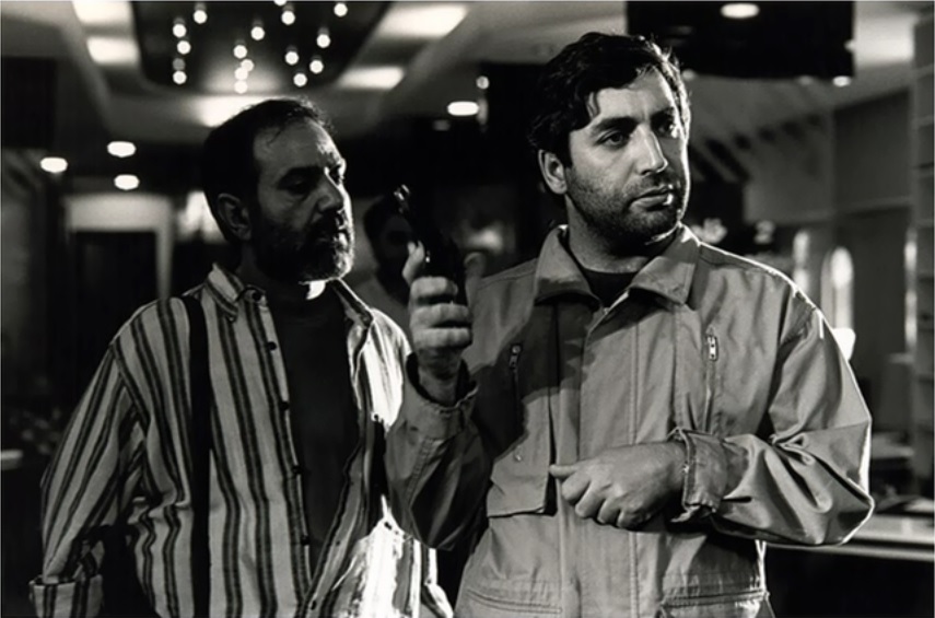 ابراهیم حاتمی‌کیا در پشت صحنه فیلم آژانس شیشه‌ای