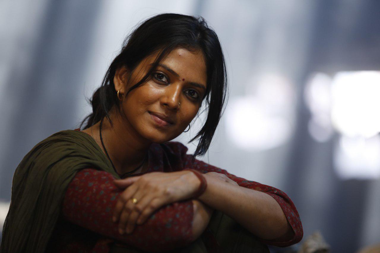 مالاویکا موهانان در فیلم سینمایی آن‌سوی ابرها