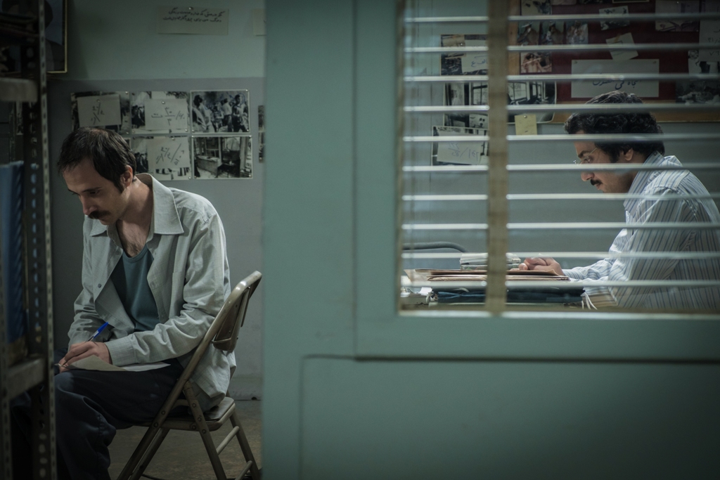 نقد فیلم سینمایی ماجرای نیمروز در سایت منظوم