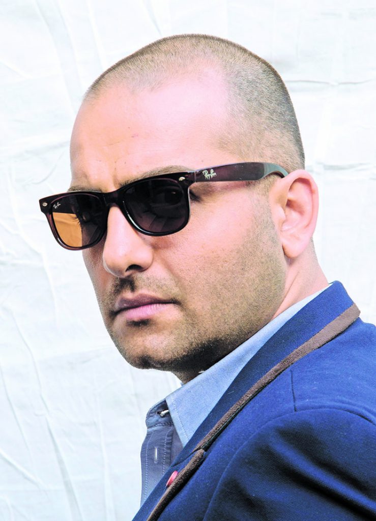 حامد کمیلی در فیلم سینمایی راه رفتن روی سیم حامد کمیلی در فیلم سینمایی راه رفتن روی سیم