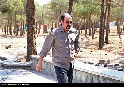 برزو ارجمند در فیلم سینمایی قهرمانان کوچک برزو ارجمند در فیلم سینمایی قهرمانان کوچک