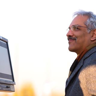 مهران مدیری در پشت صحنه فیلم ساعت 5 عصر