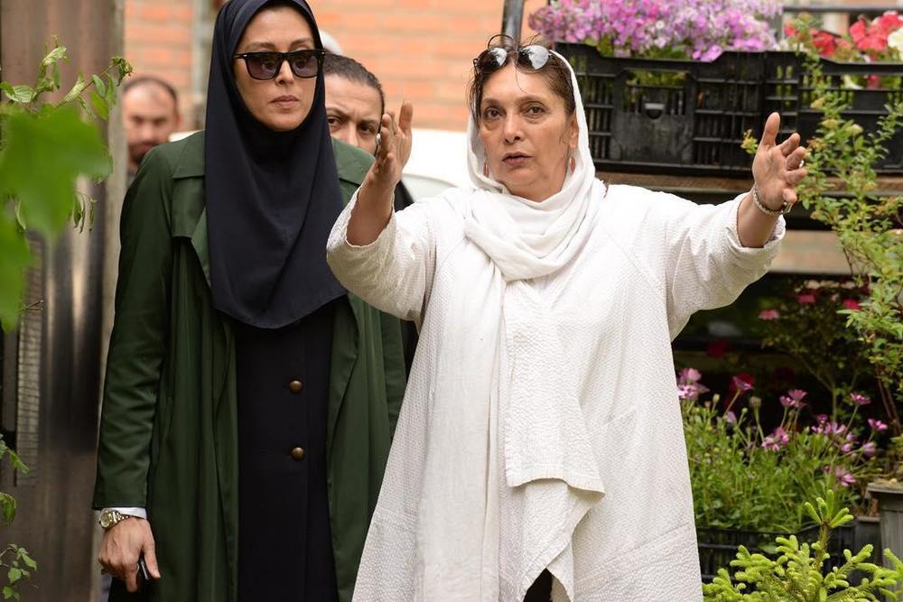 منیژه حکمت و مهتاب کرامتی در پشت صحنه فیلم سینمایی جاده قدیم