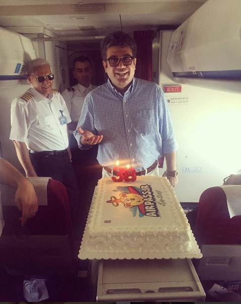 جشن تولد رضا رشیدپور در ارتفاع ۳۳ هزار پایی / عکس