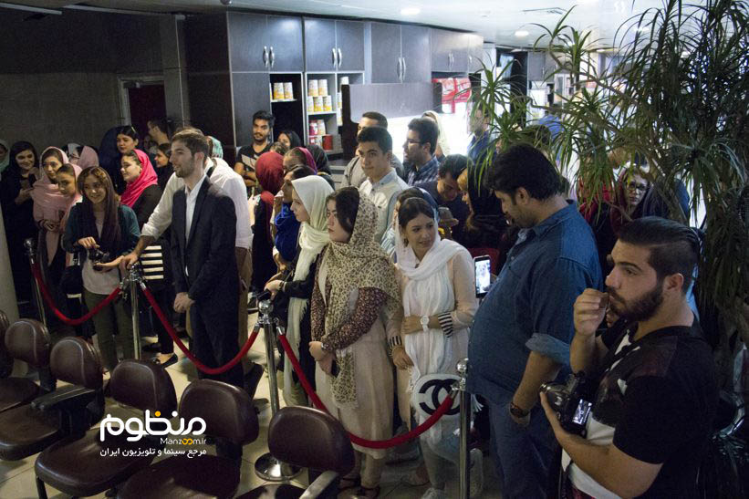 نوید محمدزاده با مردم به تماشای «لانتوری» نشست