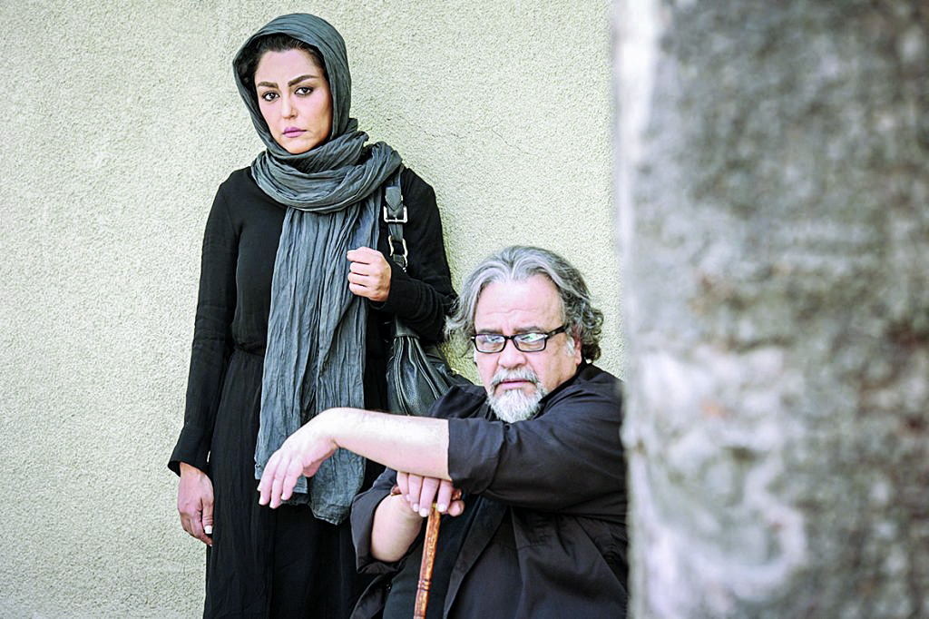 فلورا سام فردا با خیال راحت روی «نیمکت» اش می‌نشیند / تصاویر