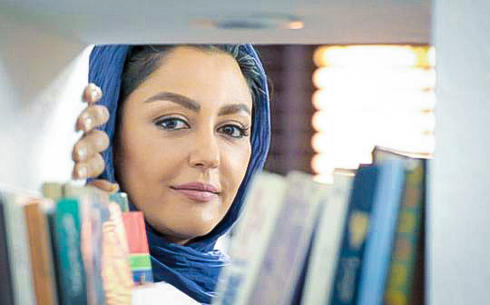 فلورا سام فردا با خیال راحت روی «نیمکت» اش می‌نشیند / تصاویر