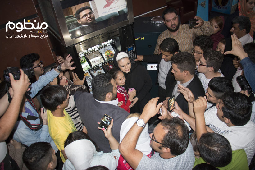 سحر قریشی با مردم به تماشای «آبنبات چوبی نشست»