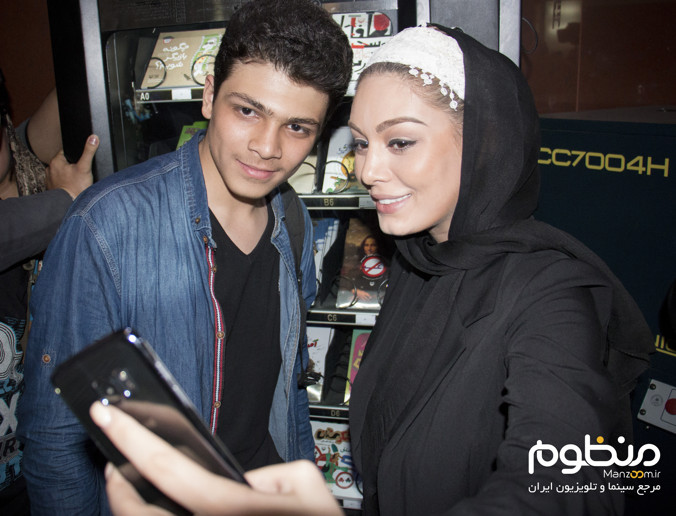 سحر قریشی با مردم به تماشای «آبنبات چوبی نشست»