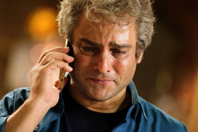 حسین یاری در نمایی از فیلم «یادم تو را فراموش» 