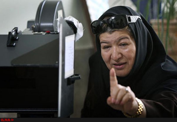 پوران درخشنده کارگردان فیلم سینمایی «زیر سقف دودی»