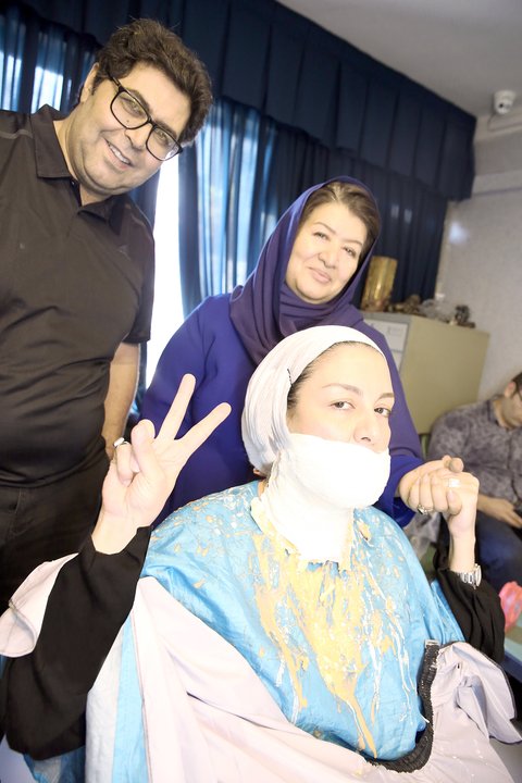 مریلا زارعی به همراه پوران درخشنده و فرهاد اصلانی در پشت صحنه  «زیر سقف دودی»