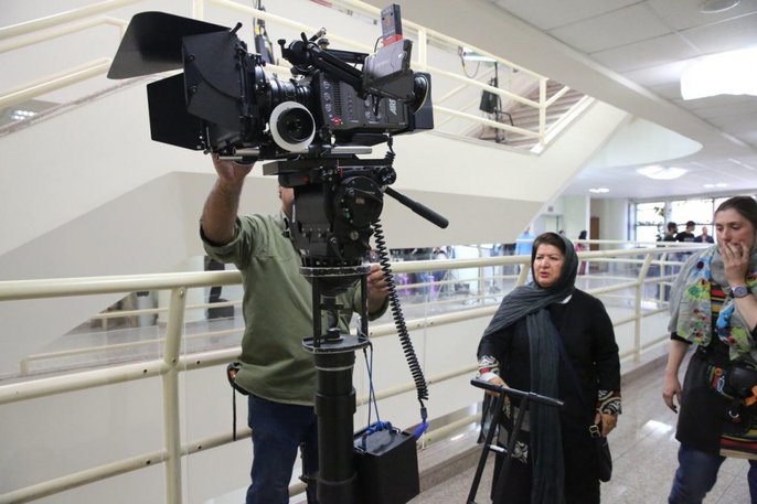 پوران درخشنده  در  پشت صحنه  «زیر سقف دودی»