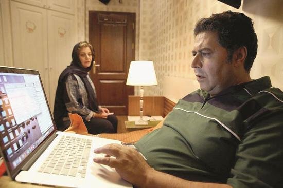 فرهاد اصلانی به همراه مریلا زارعی در فیلم سینمایی «زیر سقف دودی»