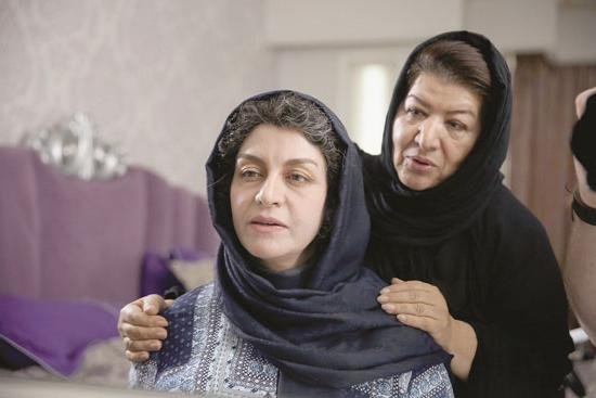 پوران درخشنده به همراه مریلا زارعی در  پشت صحنه  «زیر سقف دودی»