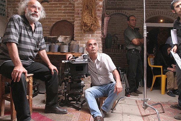 کیانوش عیاری کارگردان فیلم سینمایی «کاناپه» به همراه عوامل فیلم