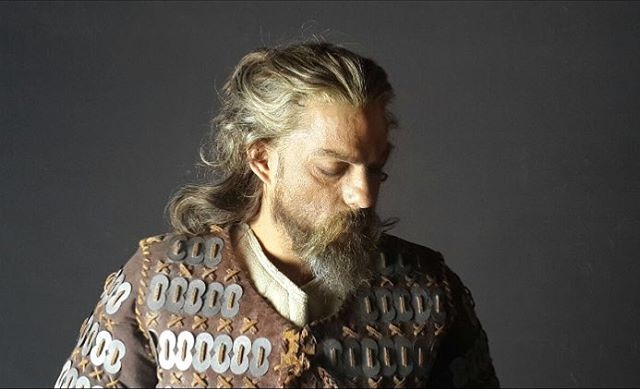 گریم پیمان معادی برای سریال «ماه تی تی»