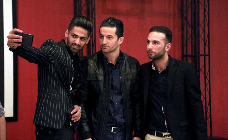 عکس‌های یادگاری بازیگران با مردم در اکران مردمی «خشکسالی و دروغ»