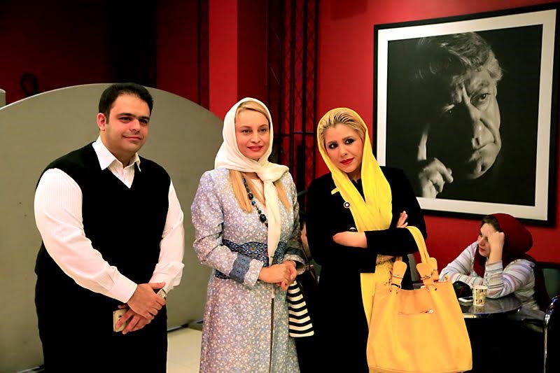 عکس‌های یادگاری بازیگران با مردم در اکران مردمی «خشکسالی و دروغ»