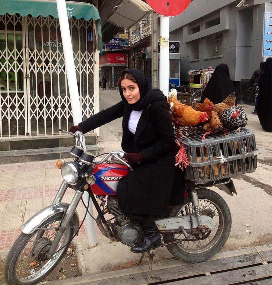خانم بازیگر موتورسوار شد