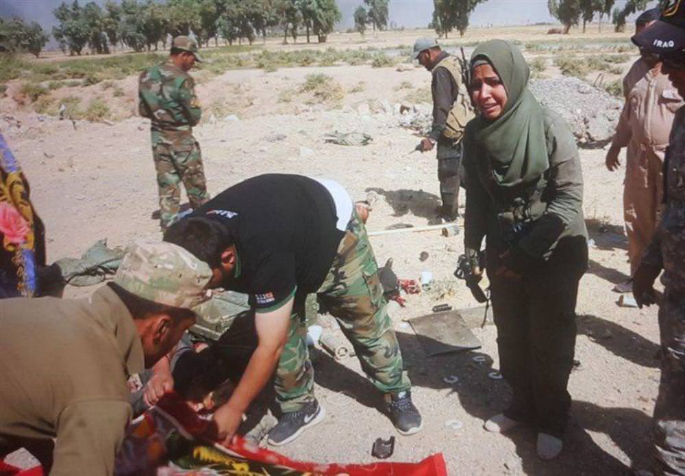 زنانی با گوشواره های باروتی زنانی با گوشواره های باروتی