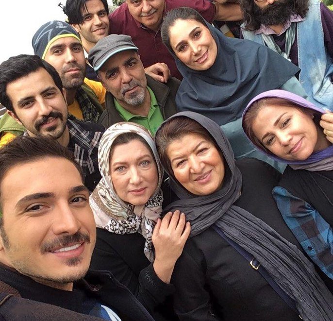 آزیتا حاجیان به همراه تیم فیلمسازی «زیر سقف دودی»