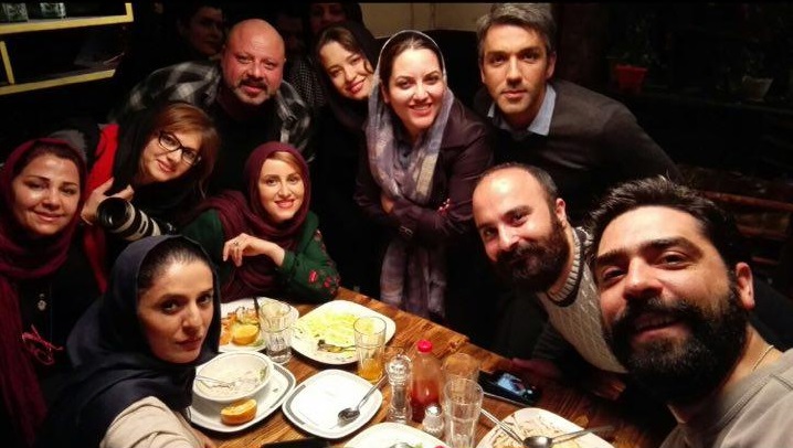 عکس دسته جمعی بازیگران و عوامل فیلم «پرسه در حوالی من»