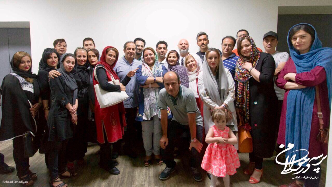 عکس دسته جمعی بازیگران و عوامل فیلم پرسه در حوالی من