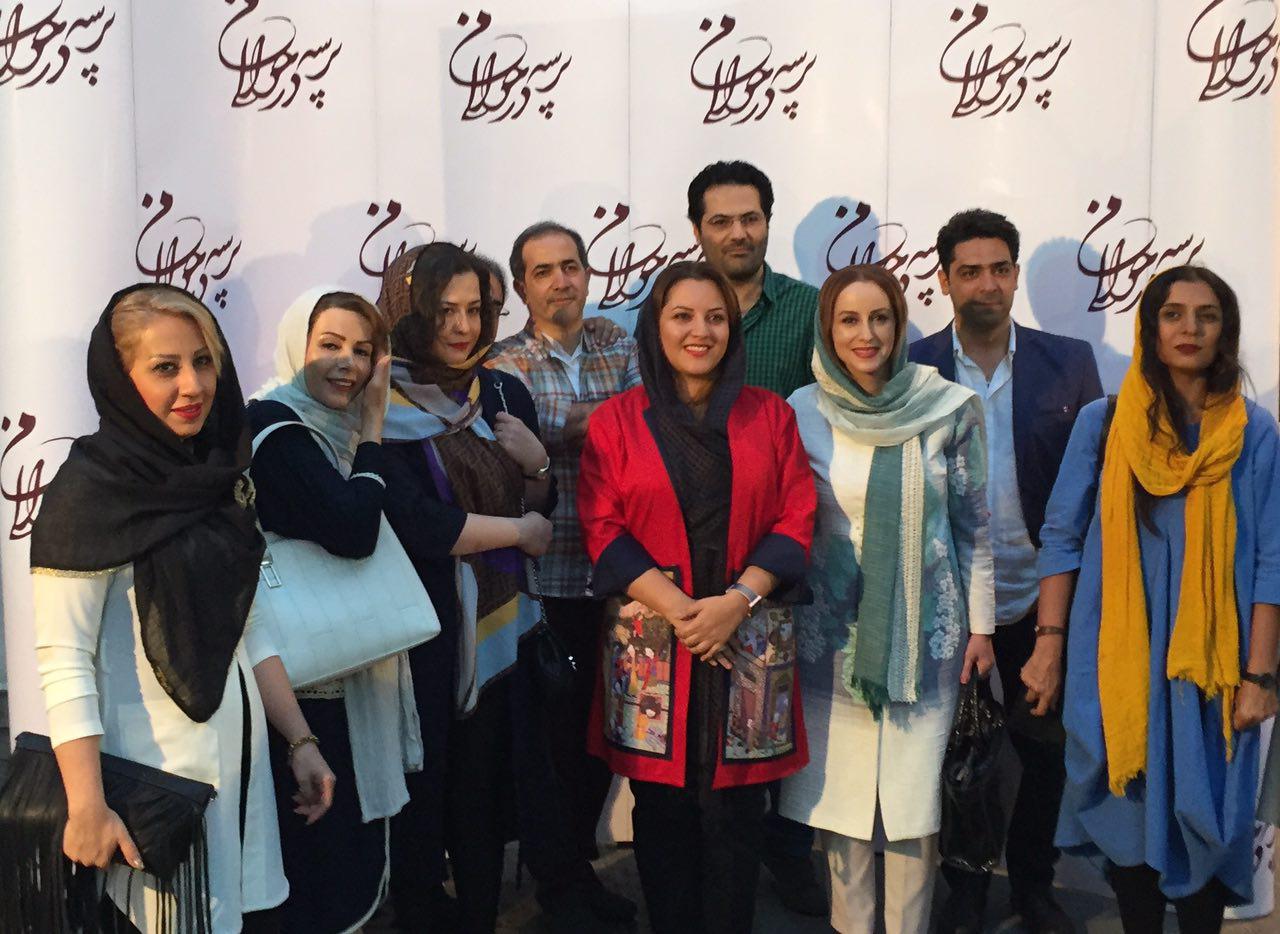 عکس گروهی عوامل «پرسه در حوالی من» در مراسم اکران خصوصی این فیلم در موزه سینما
