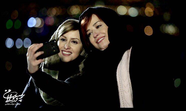 آتوسا راستی و مهراوه شریفی نیا در نمایی از فیلم پرسه در حوالی من