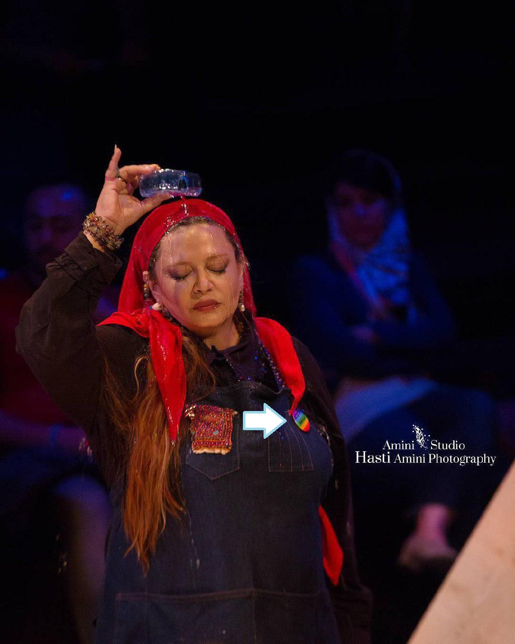 بنماد همجنس بازی روی لباس بهاره رهنما در نمایش دیگری